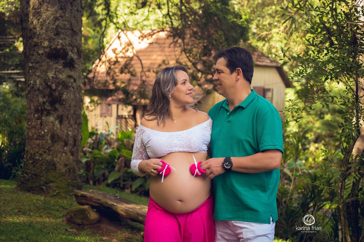 NO ENSAIO EXTERNO DE GESTANTE UTILIZAMOS O SAPATINHO DO BEBE COMO ACESSORIO