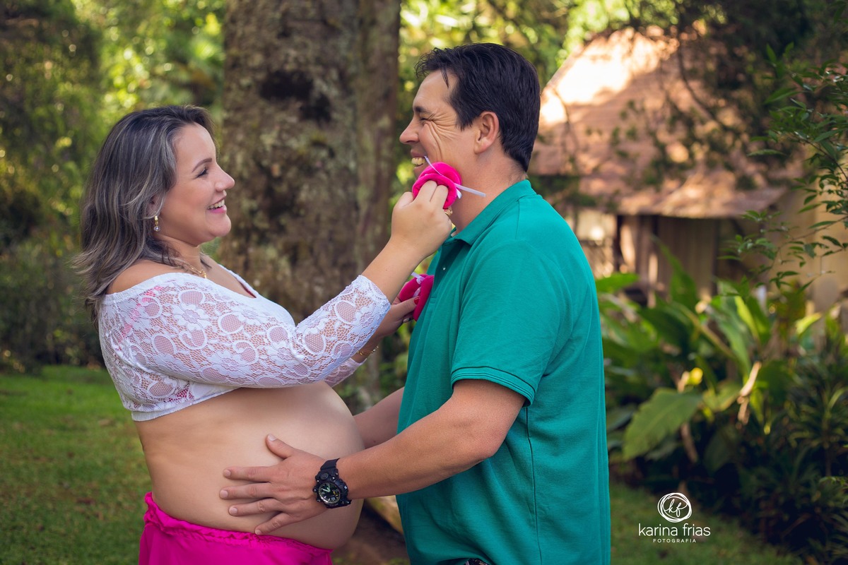 A MAE ACARICIA O PAI COM, O SAPATINHO DO BEBE NO SEU ENSAIO