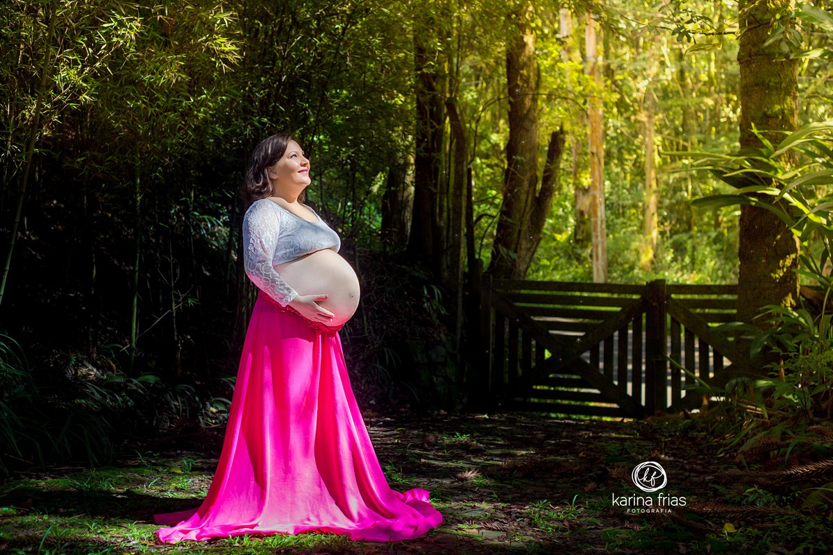 A GESTANTE OBSERVA A NATUREZA ENQUANTO A FOTOGRAFA DE FAMILIA, KARINA FRIAS, REGISTRA O MOMENTO