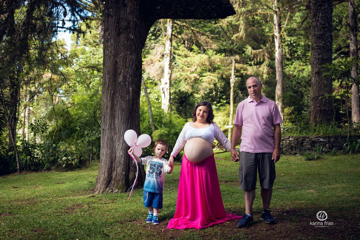 O MENINO SEGURA OS BALOES ENQUANTO CAMINHAM NO ENSAIO