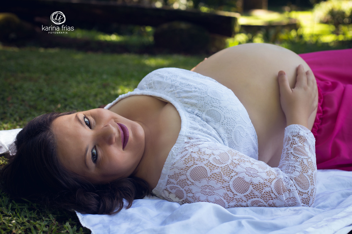 A GESTANTE ESTA DEITADA PARA AS FOTOS DO SEU BOOK