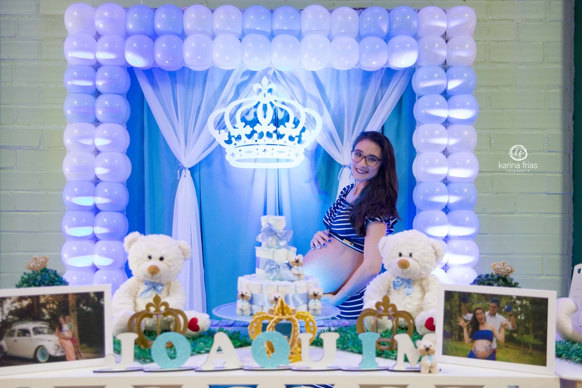 A GESTANTE ESTA FAZENDO POSE PARA AS FOTOS DO SEU CHA