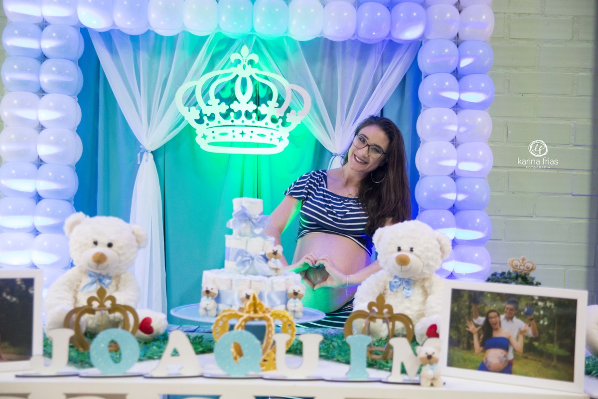 A MODELO FAZ UM CORAÇÃO 