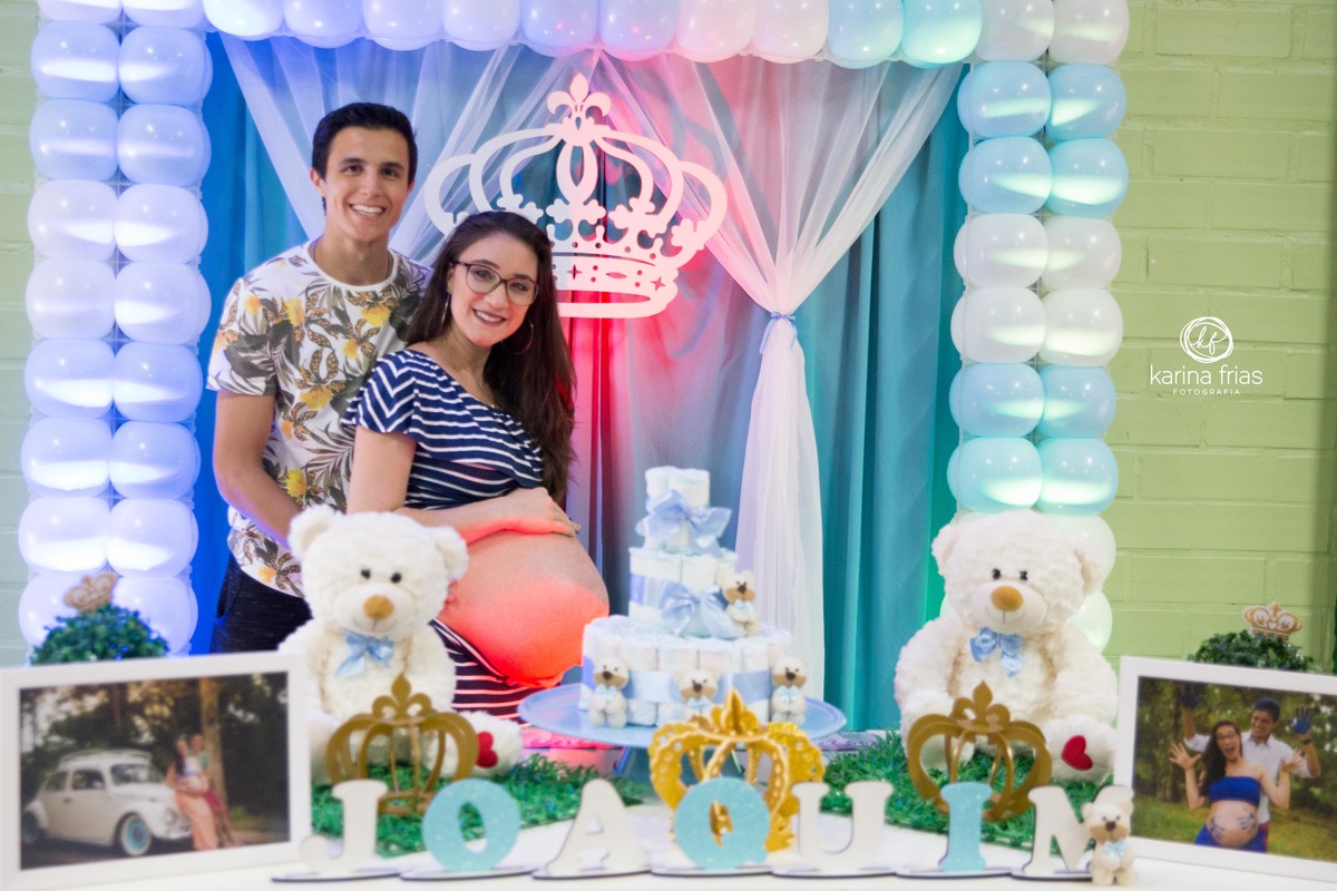 OS PAIS BATEM FOTO ATRAS DA MESA ENFEITADA PARA O CHA