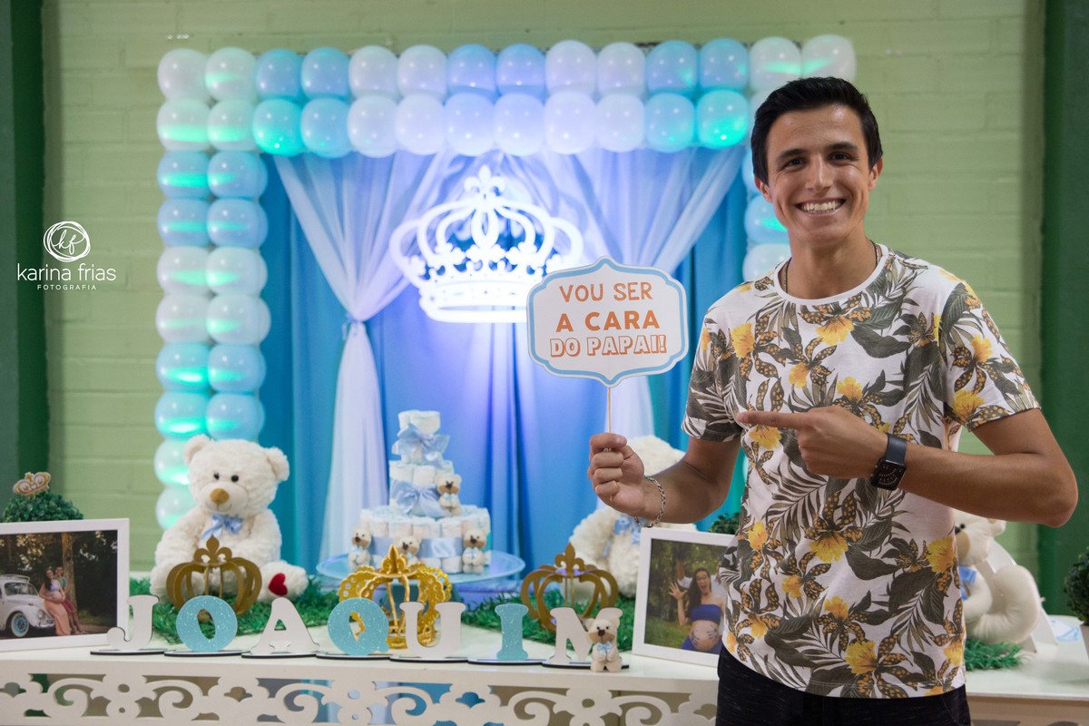 O PAI FICA CONTENTE COM A PLAQUINHA QUE ESTA SEGURANDO