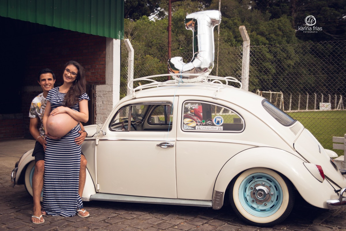 OA PAIS POSAM EM FRENTE AO FUSCA DA FAMILIA