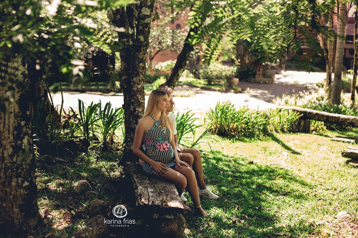 os pais admiram a natureza nas fotos de gestante