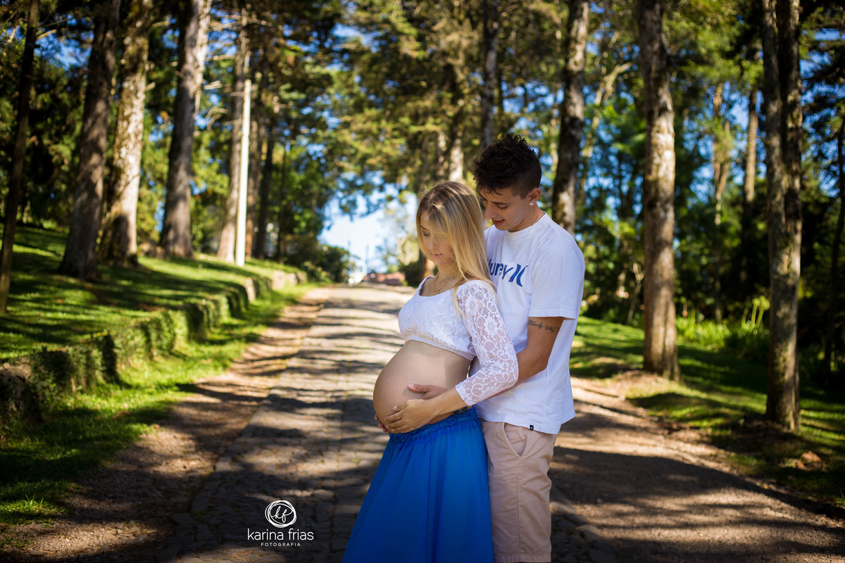 no ensaio de gestante os pais olham a barriga