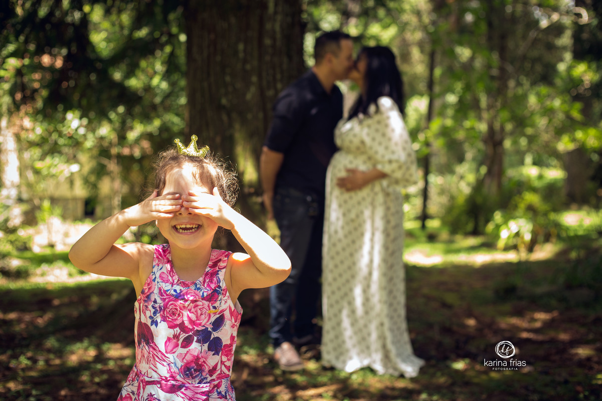 a filha mais velha fecha os olhos enquanto os pais se beijam 