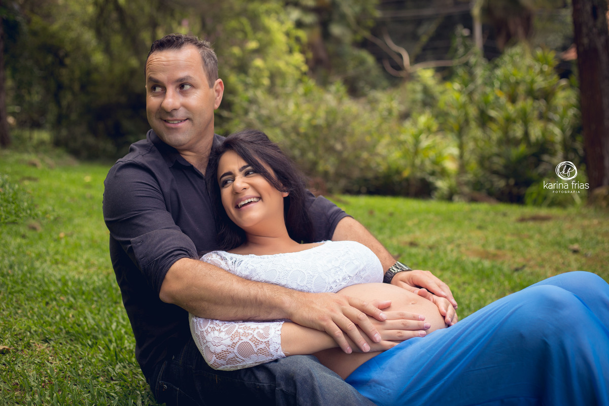 os pais sorriem enquanto a fotografa de familia, karina frias de caxias do sul-rs registra o momento