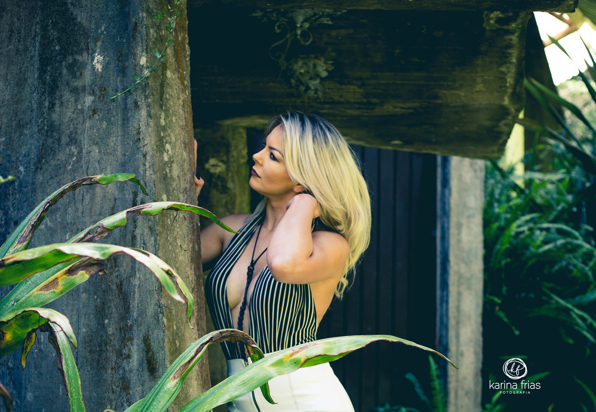 A MODELO ESTA ARRUMANDO O CABELO PARA SUAS FOTOS