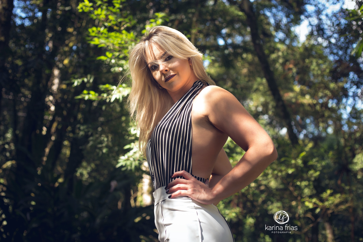 NO ENSAIO PESSAOL A MODELO FAZ POSE