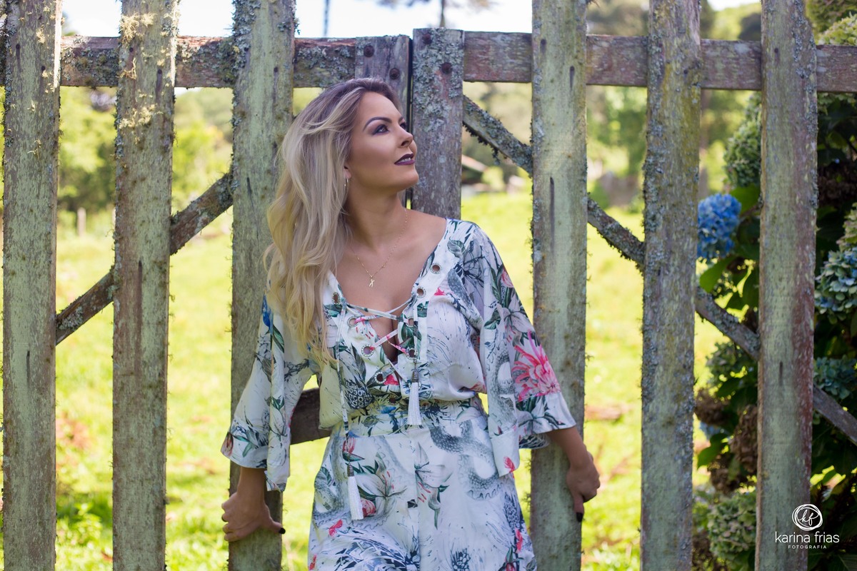 A MODELO OLHA AO HORIZONTE PARA SUAS FOTOS PESSOAIS