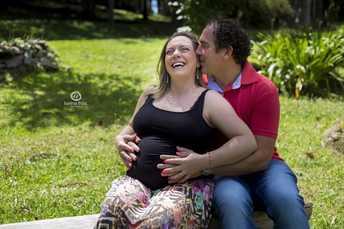 o esposo fala no ouvido da gestante em ensaio externo