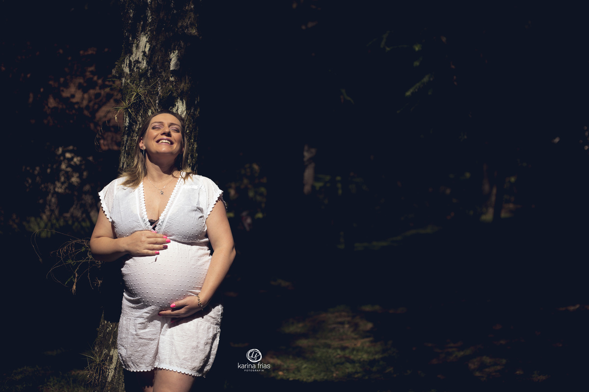 a gestante sorri para as fotos do seu book