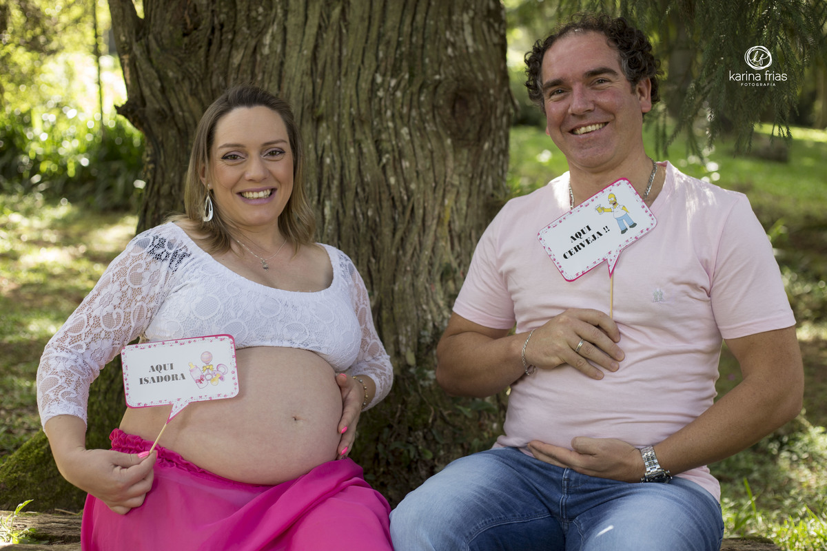 os pais levaram plaquinhas para o ensaio externo de gestante