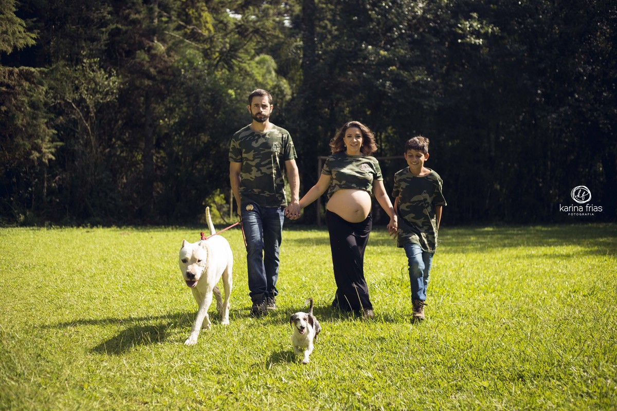 NO ENSAIO EXTERNO A FAMILIA CAMINHA COM OS CACHORROS