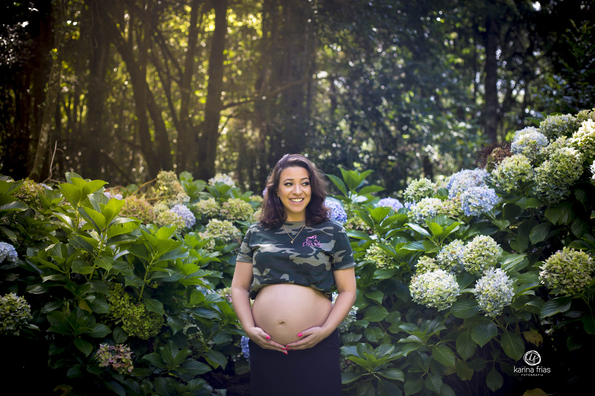 A GESTANTE ESPIA AO REDOR NO MOMENTO DO ENSAIO