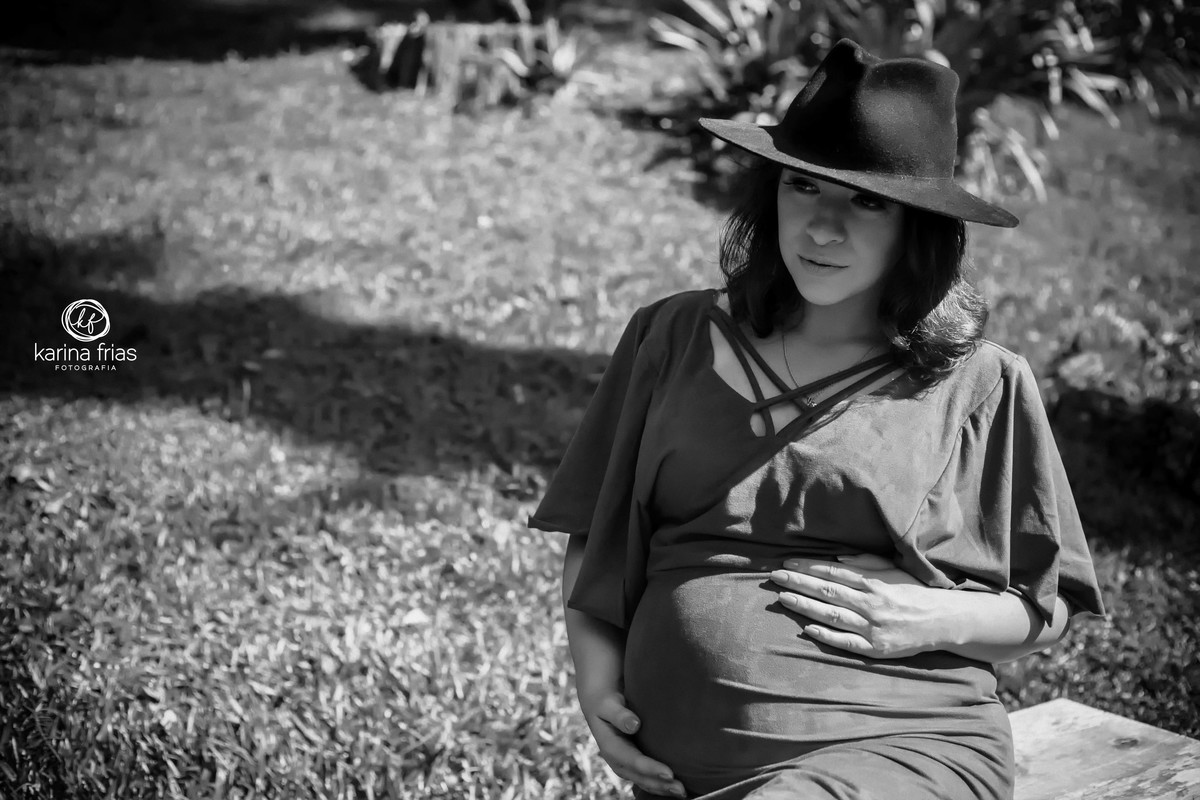 A GESTANTE OLHA AO HORIZONTE ENQUANTO A FOTOGRAFA DE FAMILIA, KARINA FRIAS DE CAXIAS DO SUL REGISTRA O MOMENTO