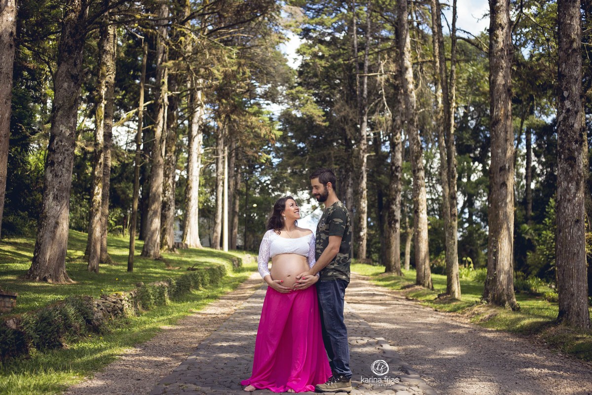 OS PAIS SE OLHAM PARA A SESSÃO DE FOTOS DE GESTANTE