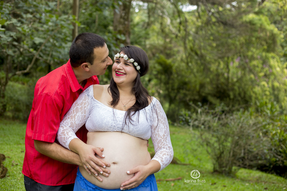 O PAI FAZ UM CARINHO NA MAE NO ENSAIO EXTERNO DE GESTANTE