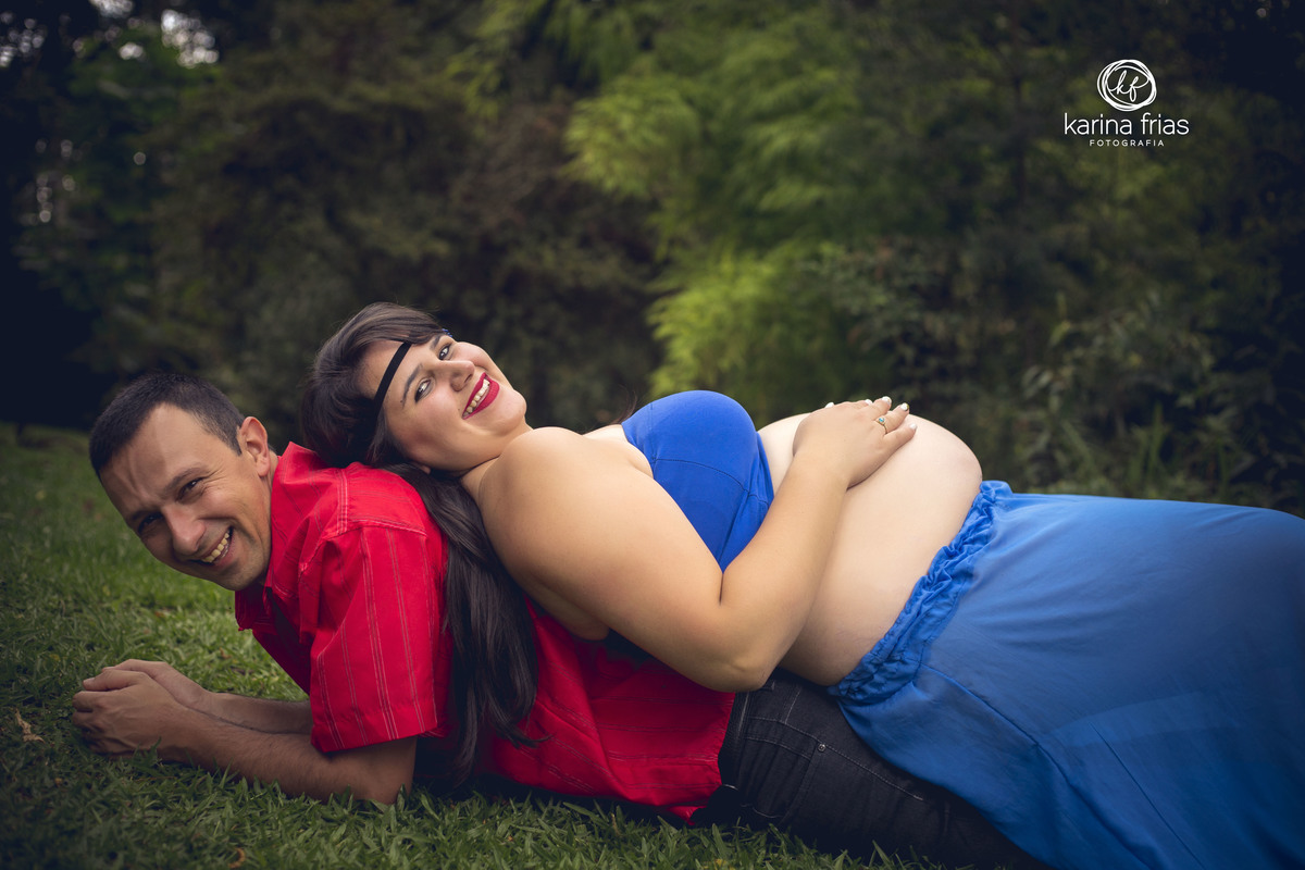 A MAE DEITA EM CIMA DO PAI NO ENSAIO EXTERNO DE GESTANTE