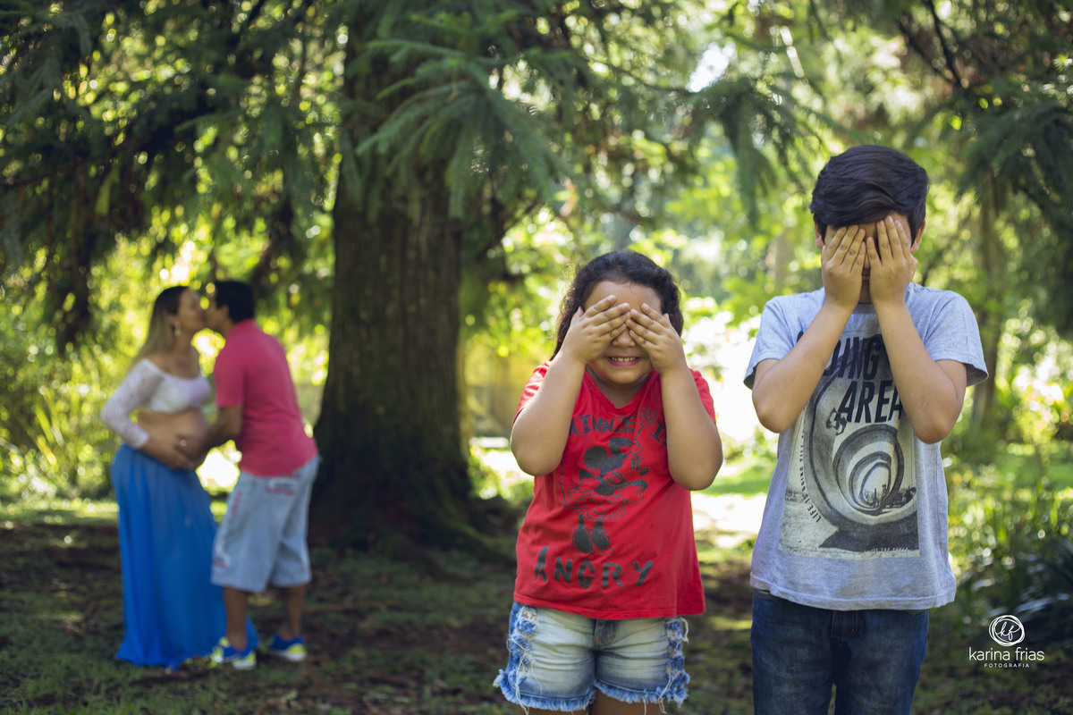 OS FILHOS TAPAM O ROSTO DURANTE BEIJO DOS PAIS NO ENSAIO DE GESTANTE