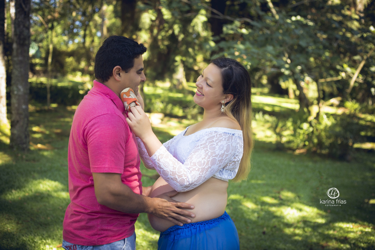 A GESTANTE FAZ CARINHO NO MARIDO PARA O ENSAIO EXTERNO