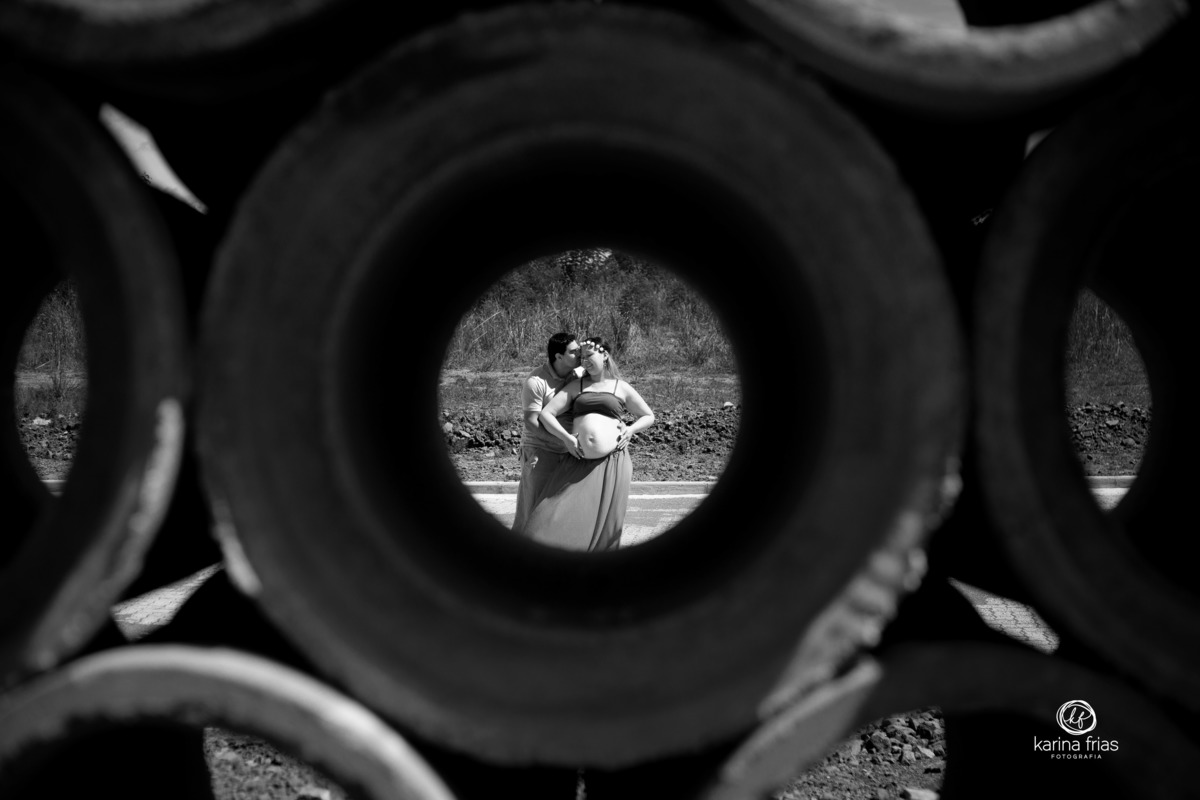 NO ENSAIO DE GESTANTE A FOTOGRAFA CAPTURA OS PAIS DENTRO DO TUBO