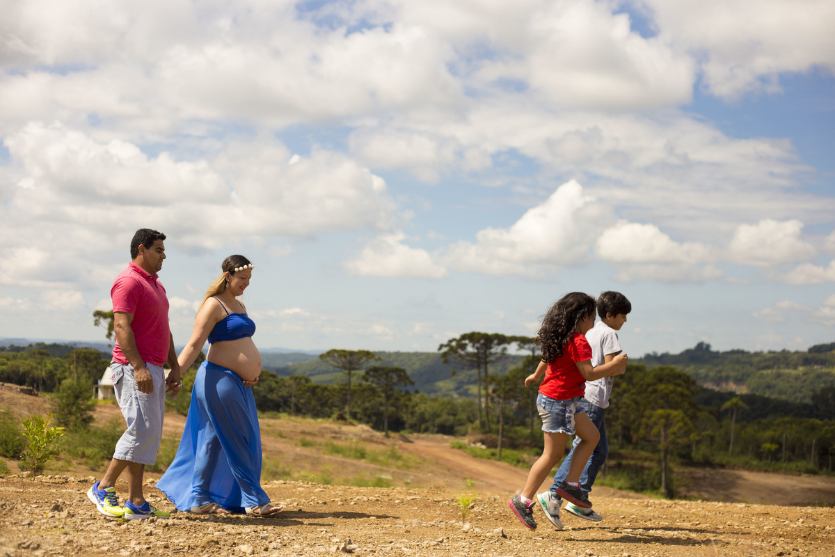 AS CRIANÇAS CORREM NA FRENTE DOSA PAIS NO ENSAIO EXTERNO