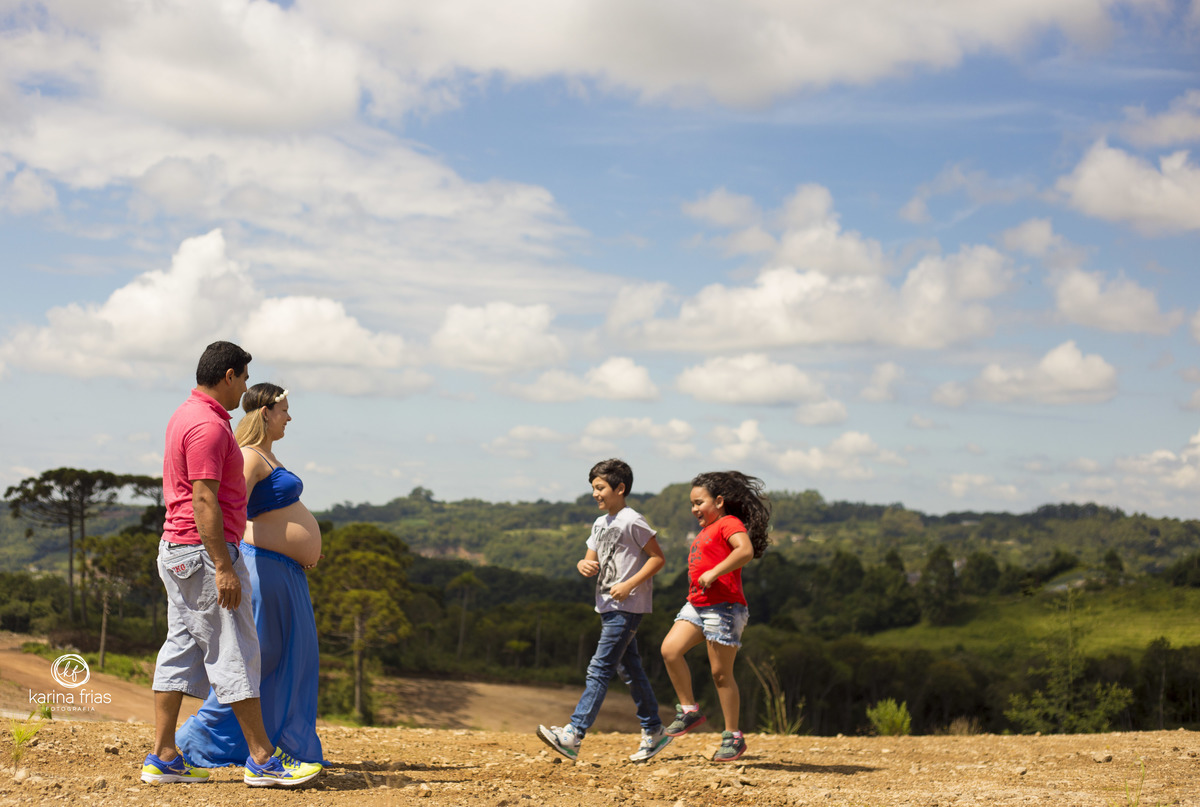 NO ENSAIO DE GESTANTE, OS FILHO DO CASAL CORREM