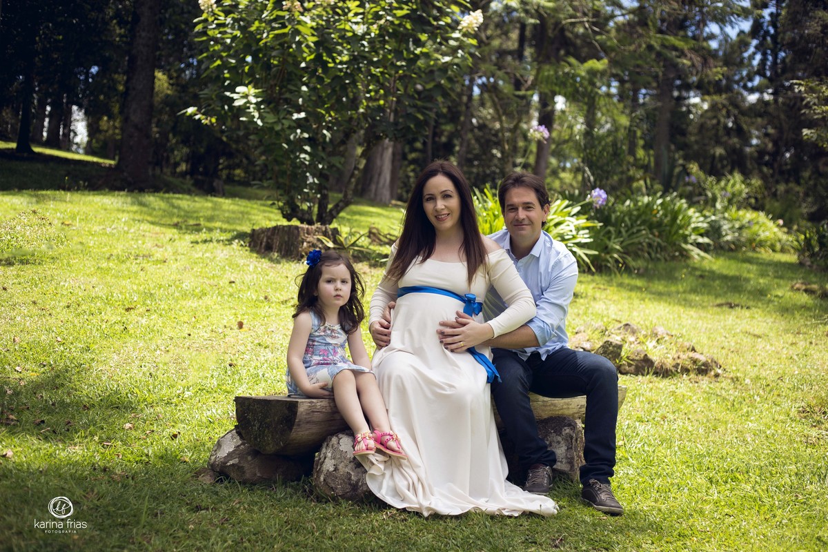 a familia posa para as fotos de gestante