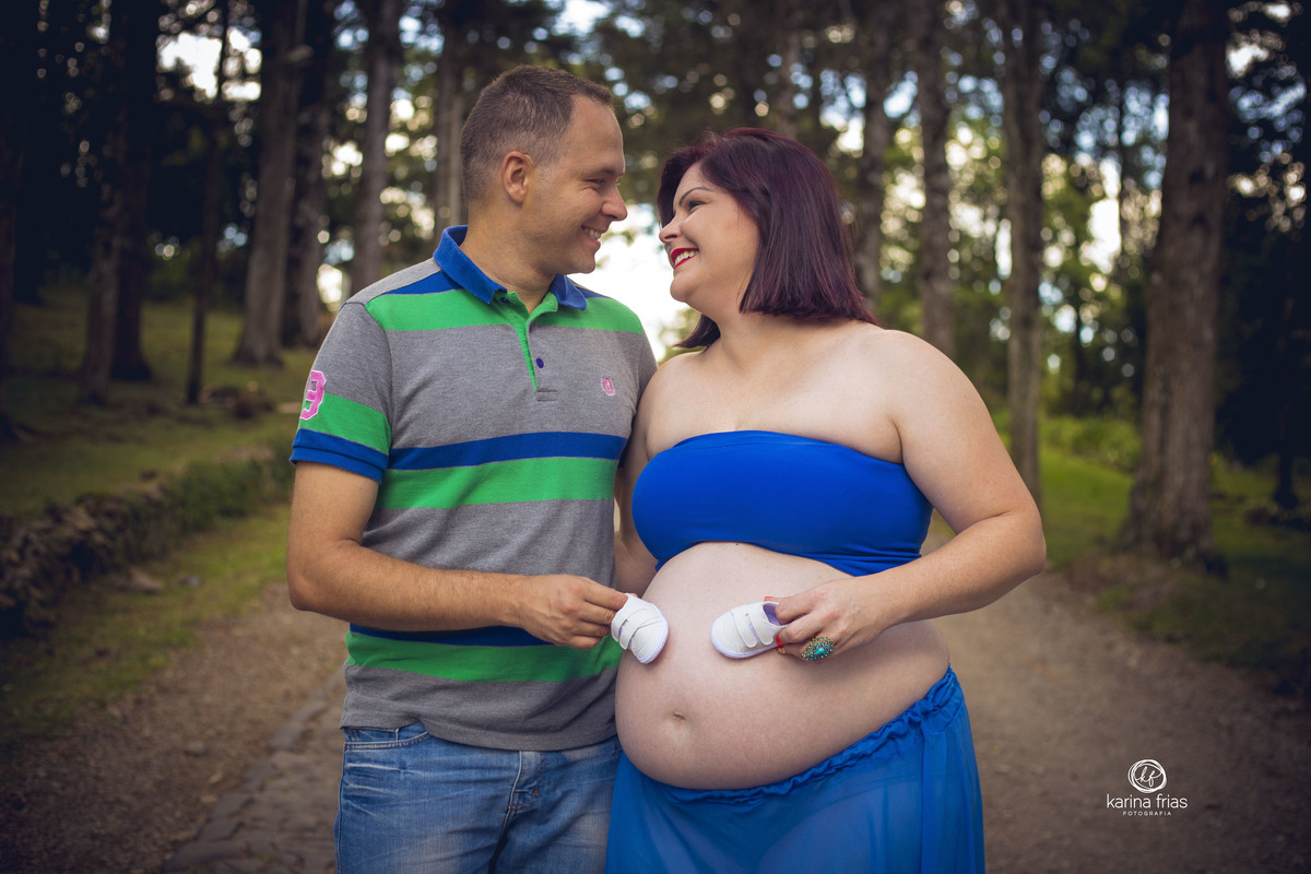 os pais se olham enquanto a fotografa de gestante de caxias do sul-rs, karina frias registra o momento