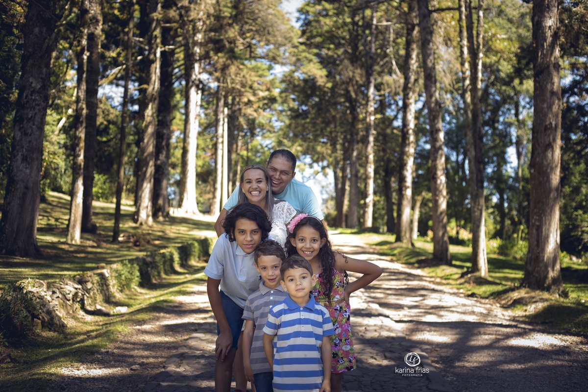a familia faz escadinha para a sessão de fotos