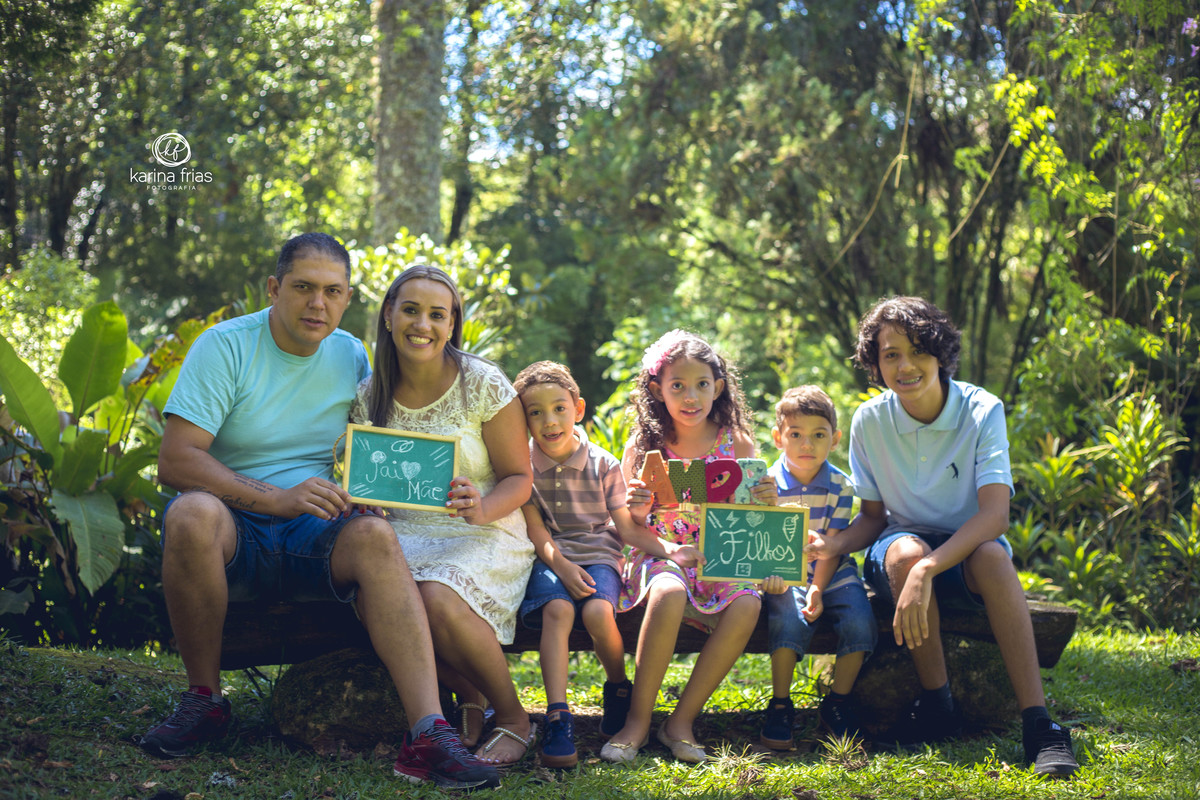 a familia faz pose durante o ensaio externo