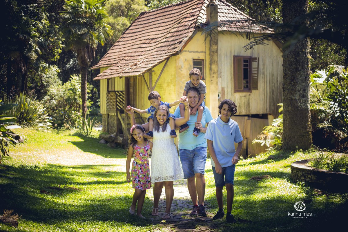 a familia caminha em direçÃO A FOTOGRAFA DE FAMILIA, KARINA FRIAS