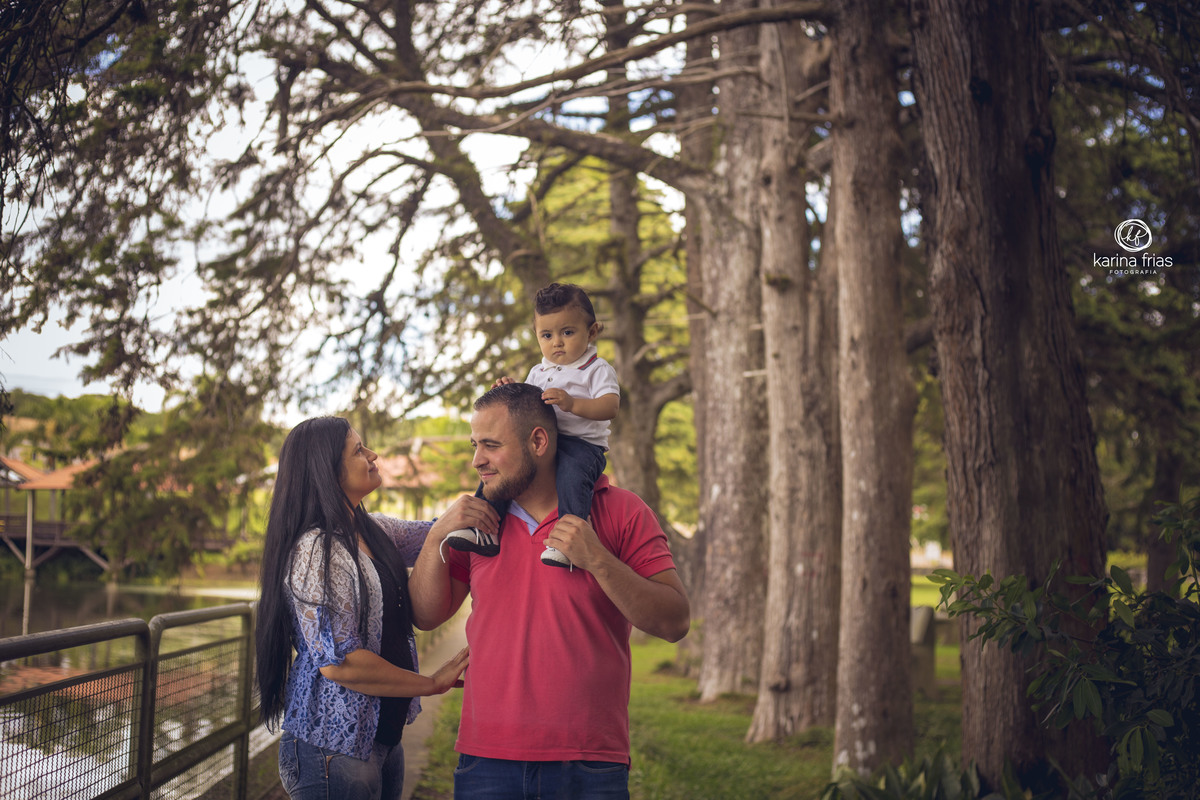 OS PAIS SE OLHAM ENQUANTO A FOTOGRAFA DE FAMILIA, KARINA FRIAS REGISTRA O MOMENTO