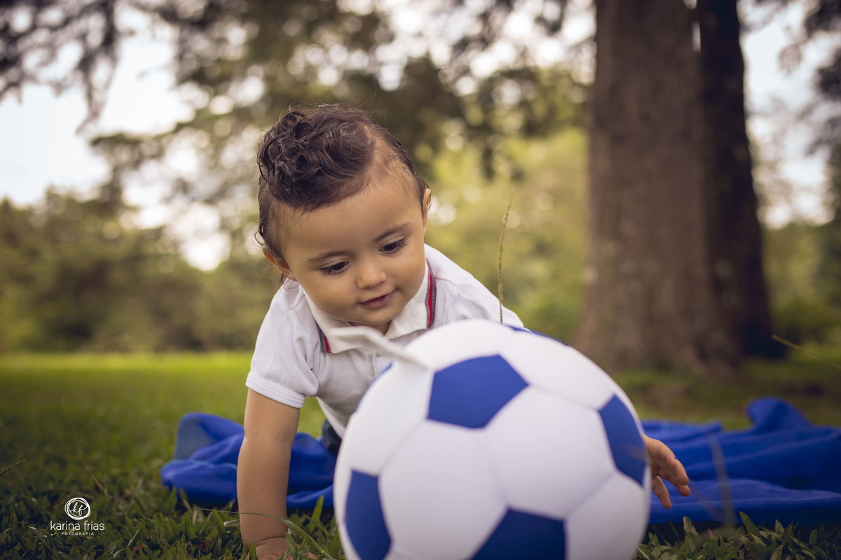 A CRIANÇA BRINCA NO CHÃO COM A BOLA