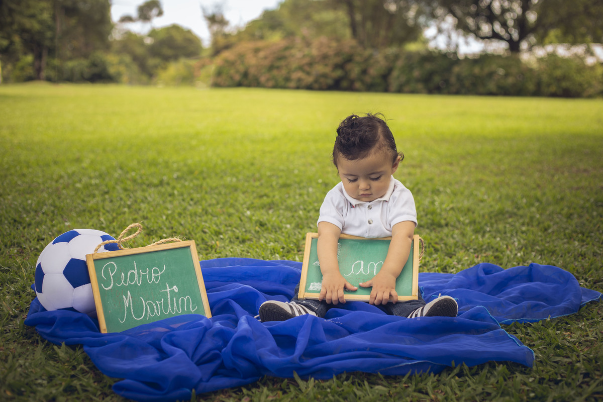 NO ENSAIO INFANTIL A CRIANÇA AGARRA O QUADRINHO COM SEU NOME