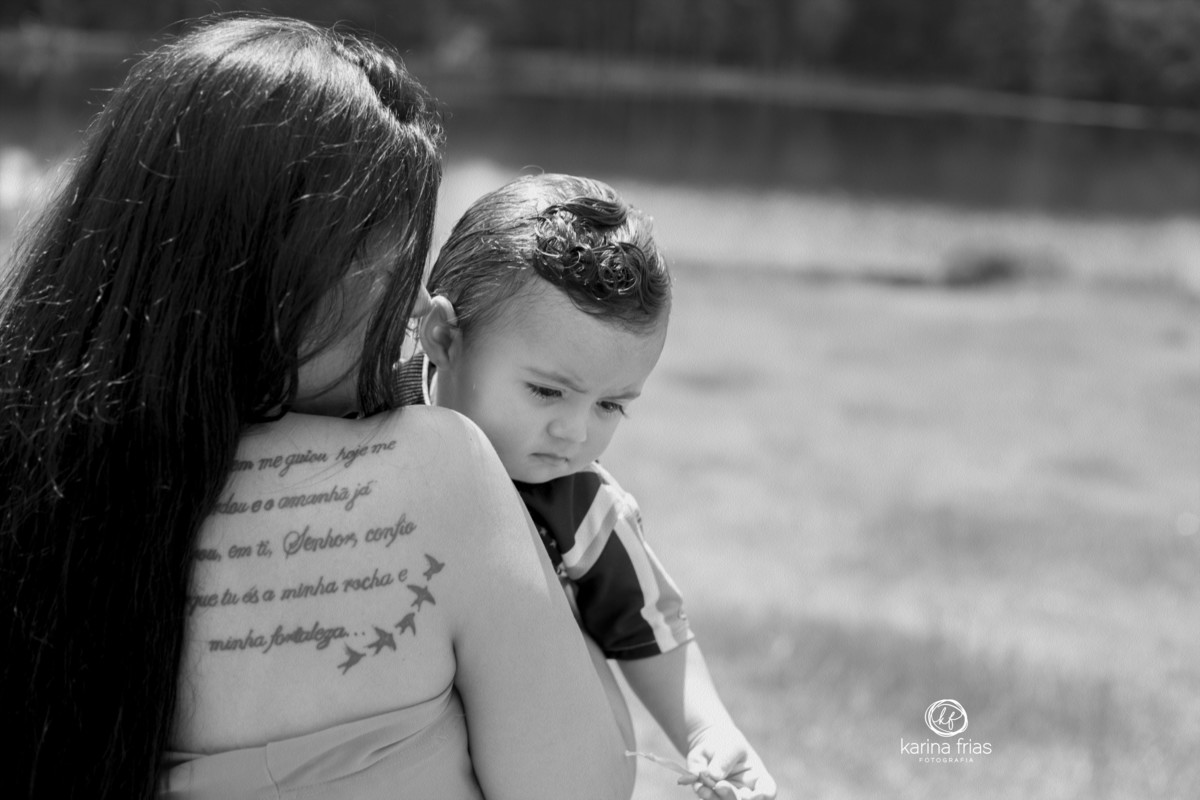 A MAE ABRAÇA O FILHO DURANTE ENSAIO DE FAMILIA
