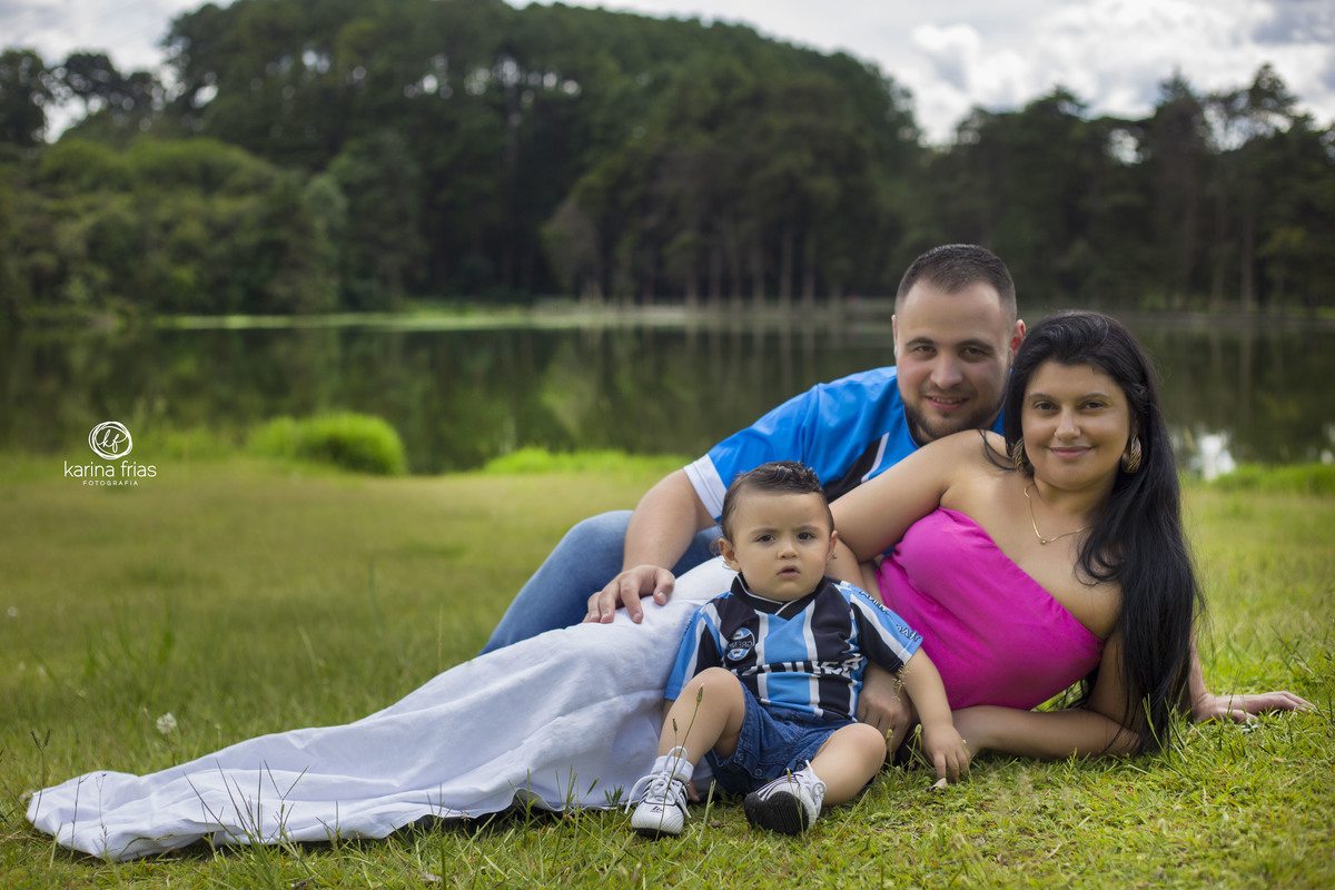 NO ENSAIO DE FAMILIA A MAE DEITA  NO CHAO