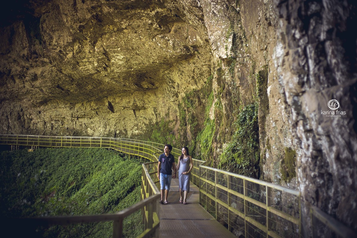 o casal esta caminhando pela passarela em parque de farroupilha