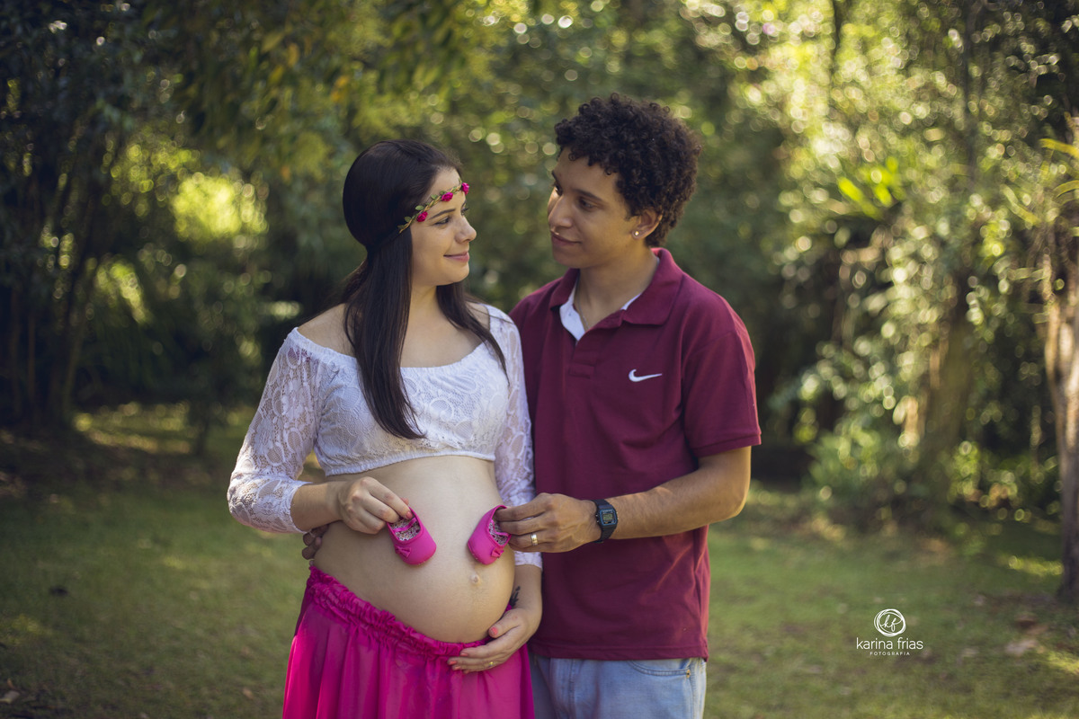 os pais se olham enquanto a fotografa de familia, karina frias de caxias do sul-rs fotografa o momento