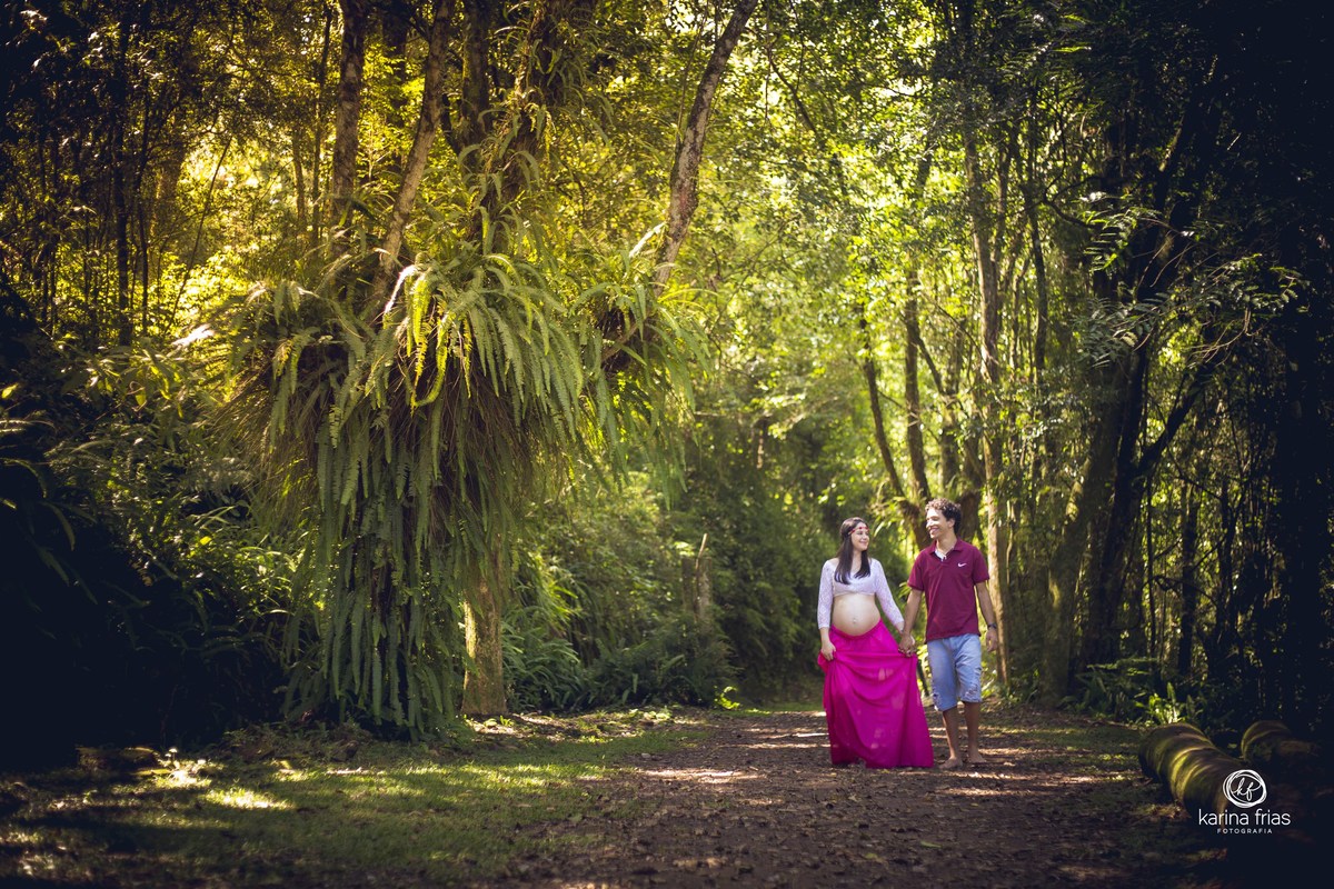 no book de gestante os modelos caminham pela natureza