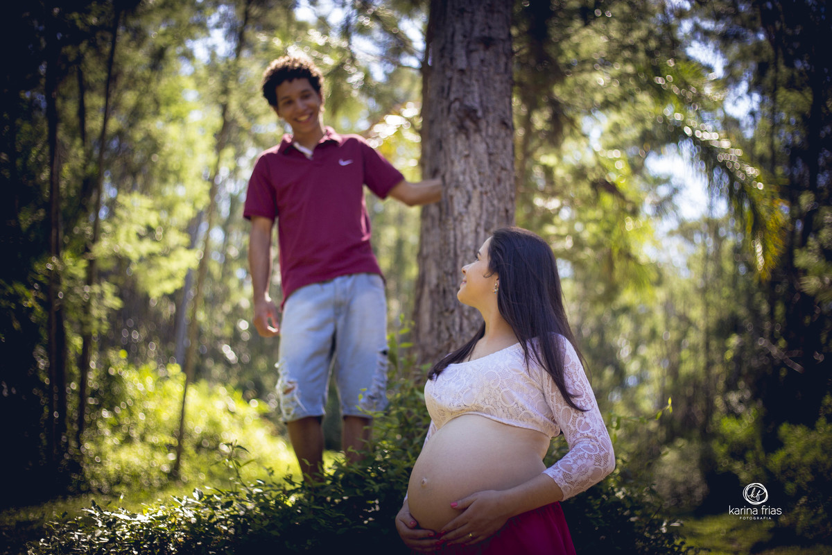 o pai acima olha para a mae abaixo no ensaio externo