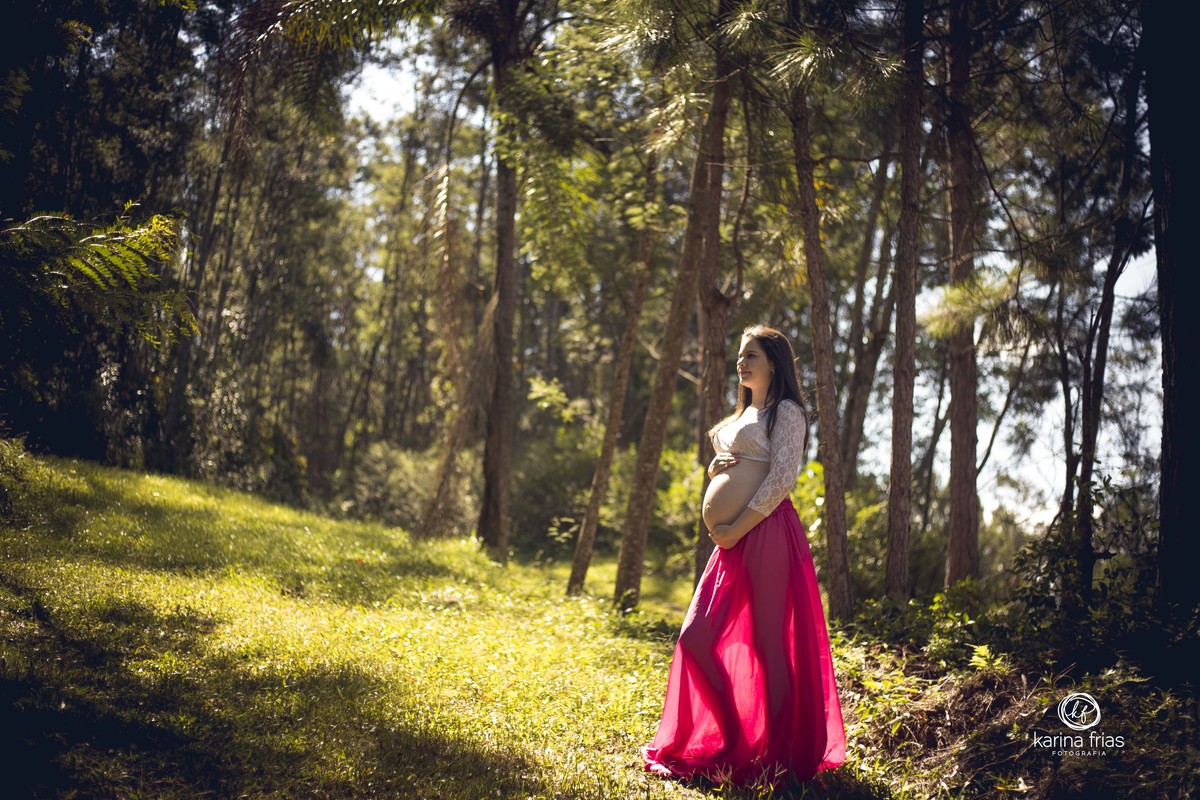 no ensaio externo de gestante a modelo sente a luz do sol