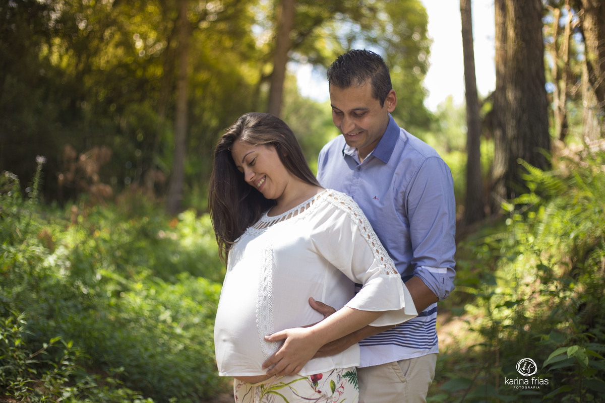 OS PAIS OLHAM A BARRIGA EM ENSAIO DE GESTANTE