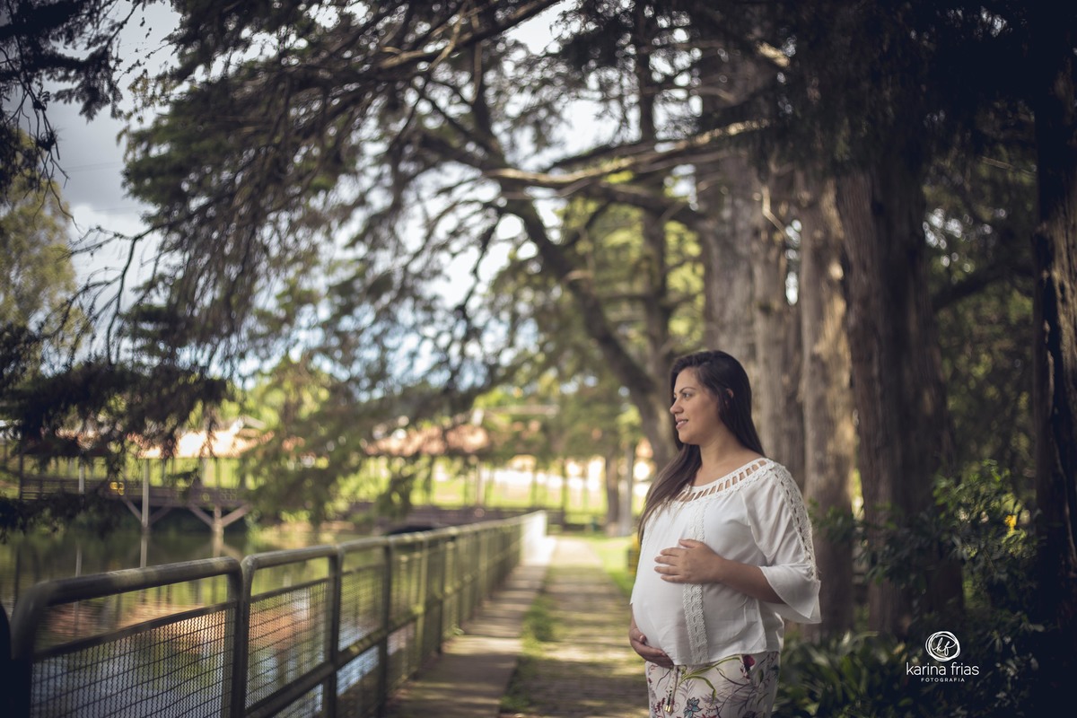 A GESTANTE ESTA OBSERVANDO A PAISAGEM DURANTE SEU ENSAIO