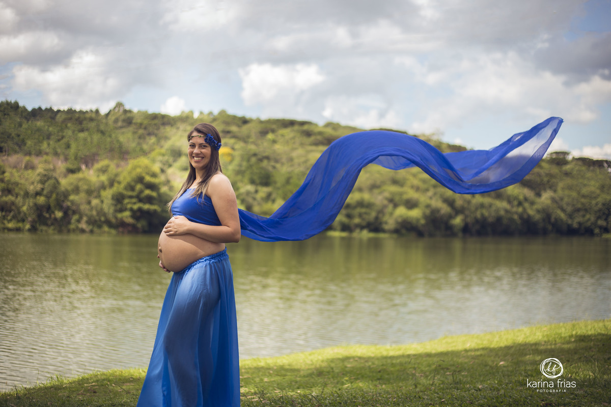 O VEU VOA E A GESTANTE OLHA PARA A CAMERA