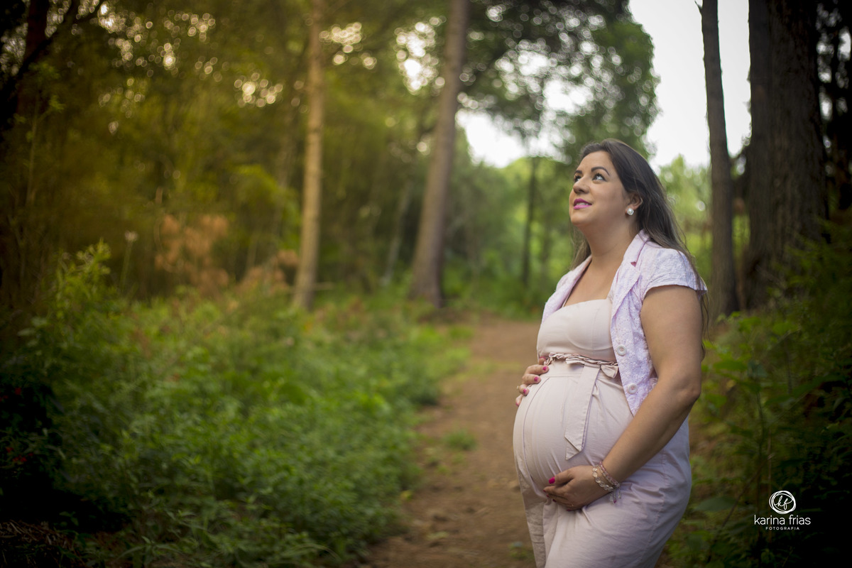 NO ENSAIO EXTERNO DE GESTANTEA MAE OLHA PARA AS ARVORES